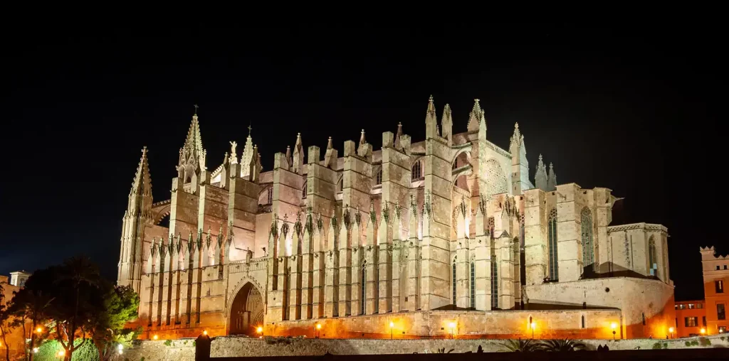 Beste-Lagen-Mallorca-Palma-Kathedrale-nacht-800px
