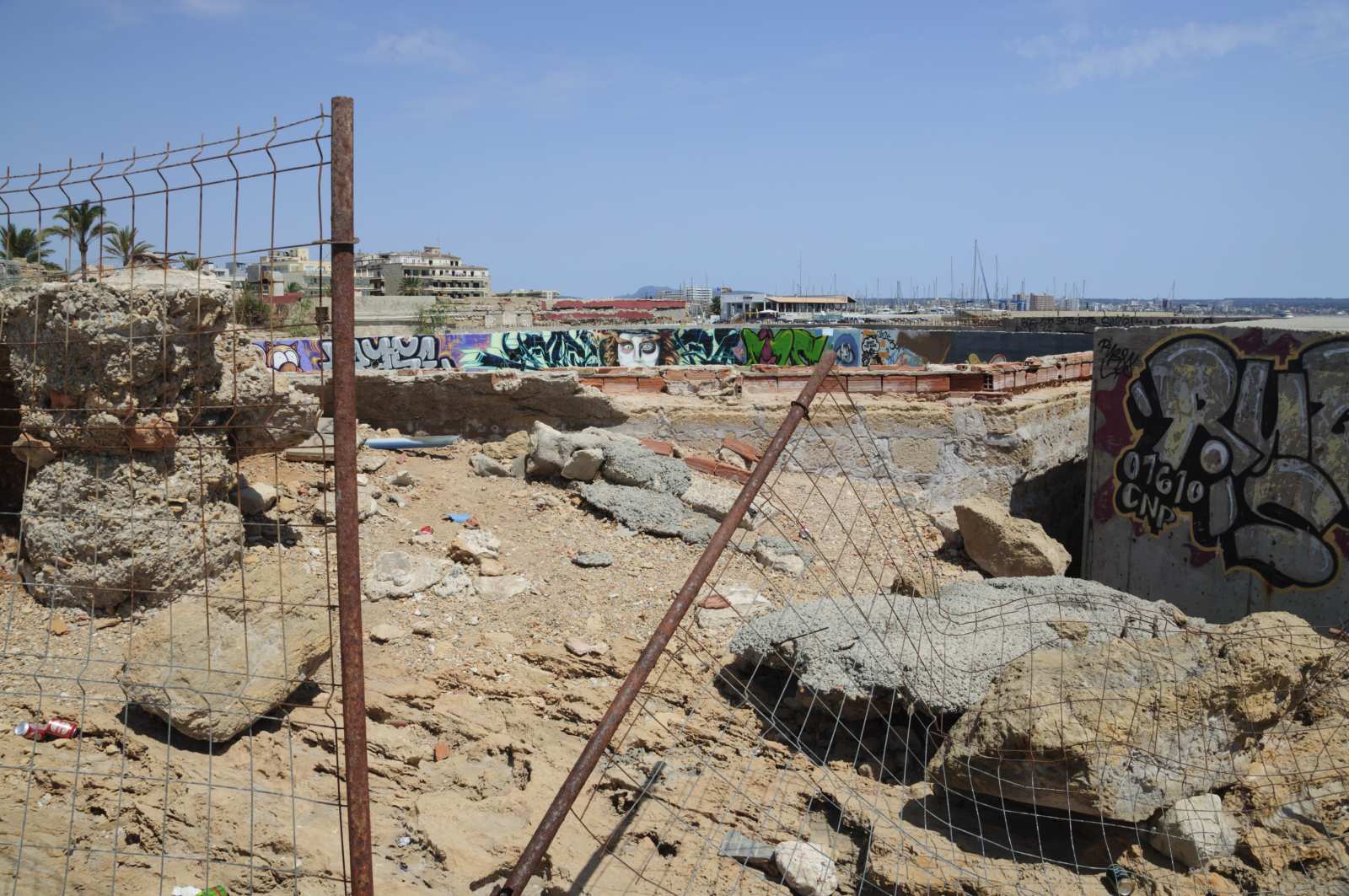 Building law in Mallorca - demolition symbol image
